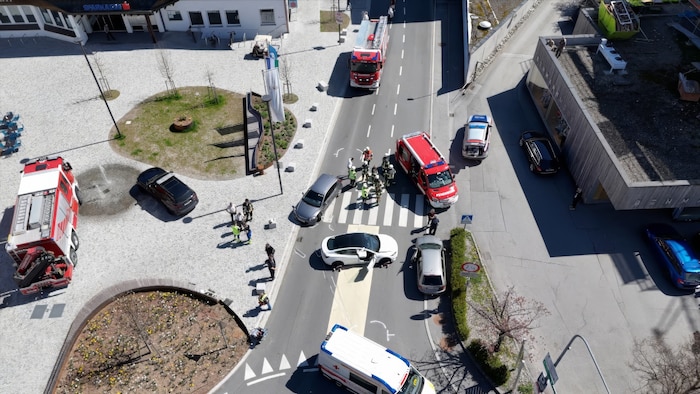 Luftaufnahme der Unfallstelle: Insgesamt waren vier Pkw in den Zwischenfall verwickelt.