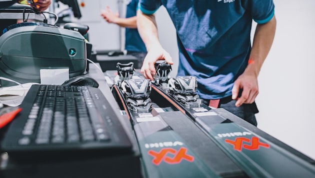 Beide Angeklagte waren in einem Sportgeschäft für den Verleih und Verkauf von Ski tätig.