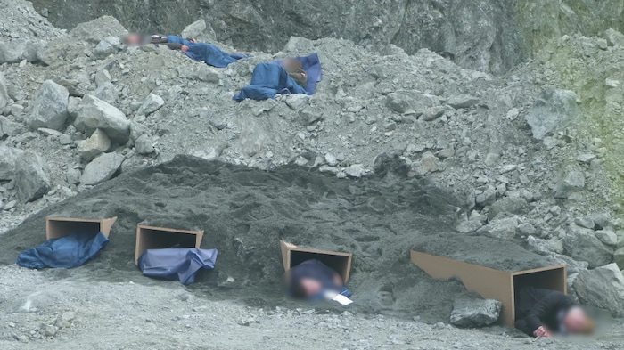 Die Statisten der Übung lagen in Holzboxen oder Decken und nicht am Boden.