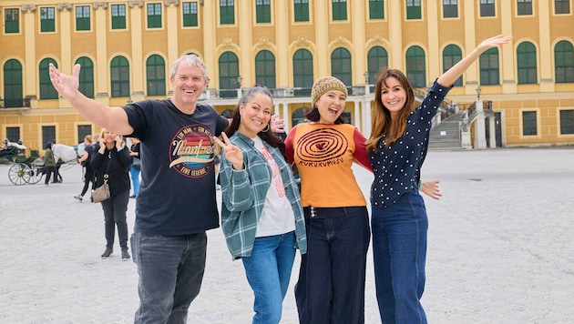 Sightseeing vor Krebshilfe-Ball „Dancer Against Cancer“: Die Baumanns mit Shannon Lee (2. v. ...