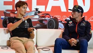 George Russell (li.) und Max Verstappen