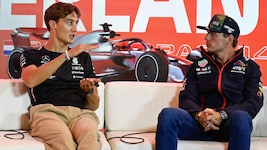 George Russell (li.) und Max Verstappen