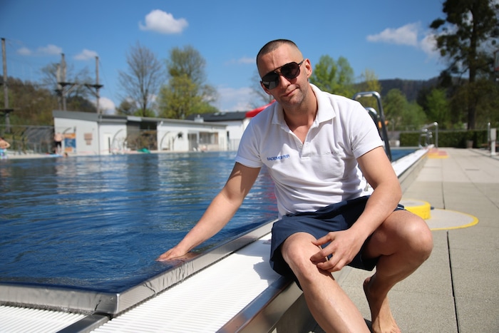 Bademeister Markus Windischbauer freut sich über die Sonne am ersten Tag der Freibadsaison im ...