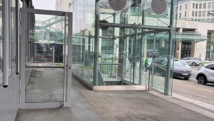 Der Weg vom Haupteingang (im Hintergrund) zur Erweiterung ist im Freien.