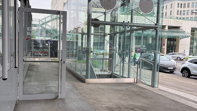 Der Weg vom Haupteingang (im Hintergrund) zur Erweiterung ist im Freien.