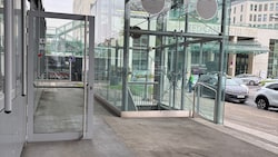 Der Weg vom Haupteingang (im Hintergrund) zur Erweiterung ist im Freien.