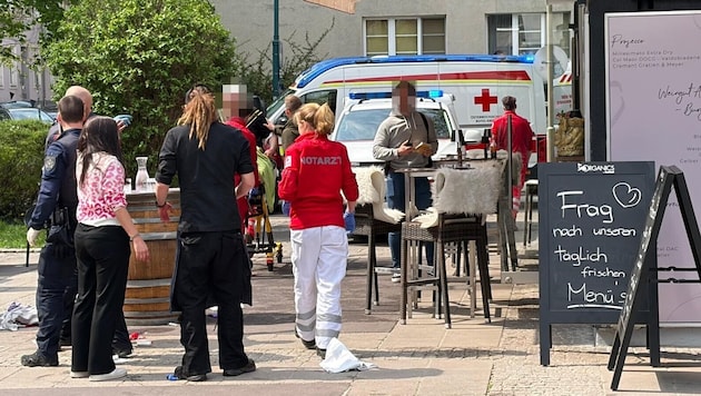 Ersthelfer und Polizisten kümmerten sich um den Schwerverletzten, bis die Rettungskräfte ...