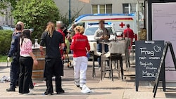 Ersthelfer und Polizisten kümmerten sich um den Schwerverletzten, bis die Rettungskräfte ...