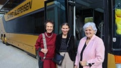 Für Elisabeth Gumpold, Susanne Gumpold und Gabi Wölfler geht es regelmäßig mit dem Reisebus zu ...