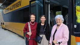 Für Elisabeth Gumpold, Susanne Gumpold und Gabi Wölfler geht es regelmäßig mit dem Reisebus zu ...