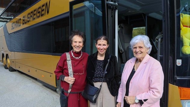 Für Elisabeth Gumpold, Susanne Gumpold und Gabi Wölfler geht es regelmäßig mit dem Reisebus zu ...