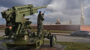 Ein Arbeiter wäscht eine sowjetische Flugabwehrkanone, die außerhalb des Artilleriemuseums in ...