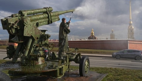 Ein Arbeiter wäscht eine sowjetische Flugabwehrkanone, die außerhalb des Artilleriemuseums in ...