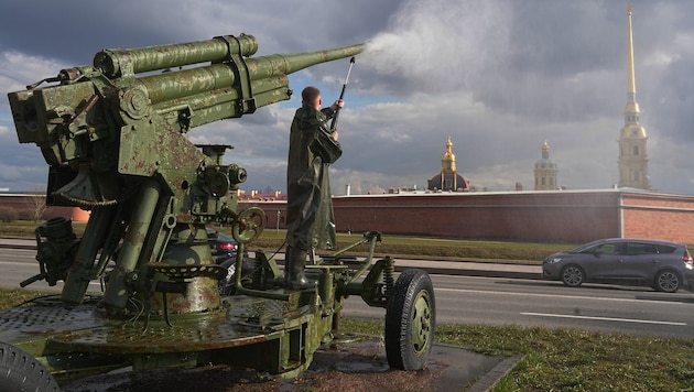 Ein Arbeiter wäscht eine sowjetische Flugabwehrkanone, die außerhalb des Artilleriemuseums in ...