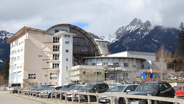 Der Verletzte wurde ins Krankenhaus Reutte eingeliefert.