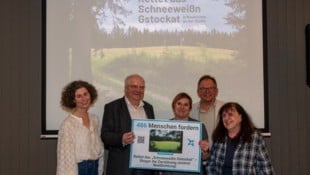  Die Politiker Doris Hausherr-Großteßner, Michael Jeske, Michaela Gubesch sowie Wirt Hans ...