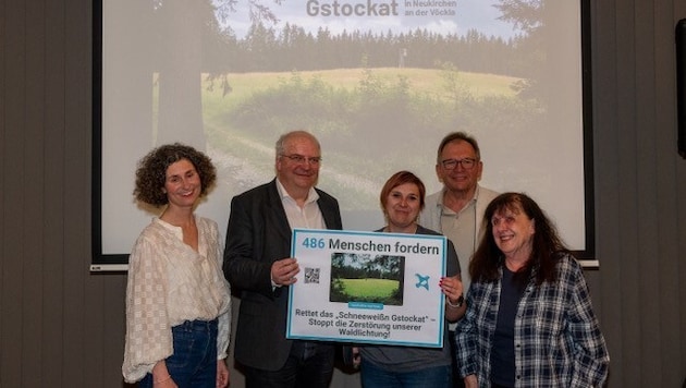  Die Politiker Doris Hausherr-Großteßner, Michael Jeske, Michaela Gubesch sowie Wirt Hans ...