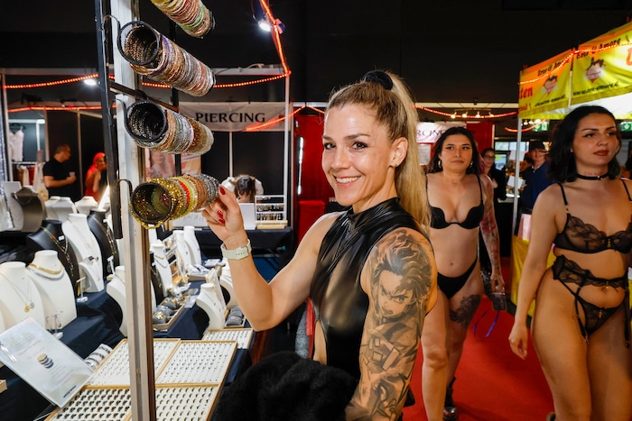 Besucherin Aurora stöbert bei den Schmuckstücken.