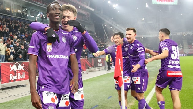 Abubakr Barry (links) hat mit dem Druck im Titelrennen keine Probleme.