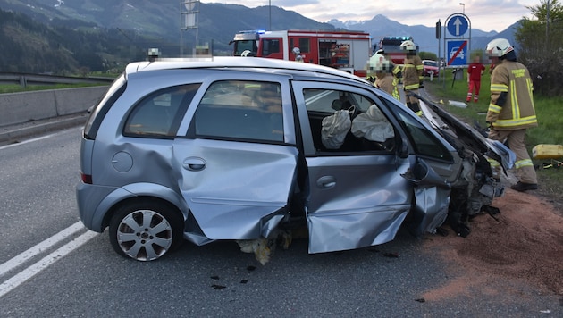 Der Lenker konnte das Auto nach dem Unfall selbst verlassen.