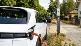 Beispiel aus Berlin: Ein E-Auto lädt an der Straßenlaterne – umgesetzt von Anbieter ubitricity