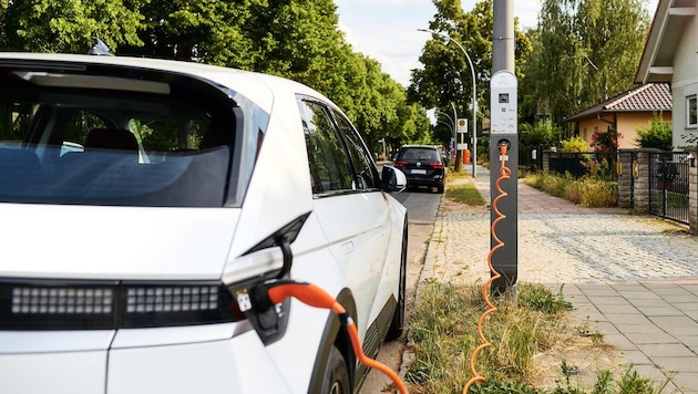 Beispiel aus Berlin: Ein E-Auto lädt an der Straßenlaterne – umgesetzt von Anbieter ubitricity