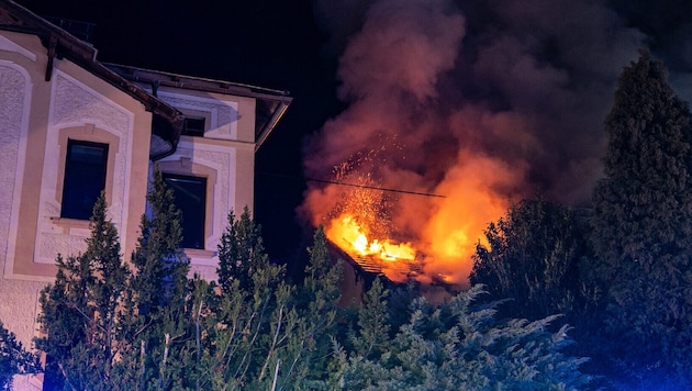 Der Feuerschein war weithin sichtbar.