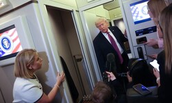 US-Präsident Donald Trump am Freitagabend an Bord der Air Force One vor Journalisten