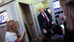US-Präsident Donald Trump am Freitagabend an Bord der Air Force One vor Journalisten