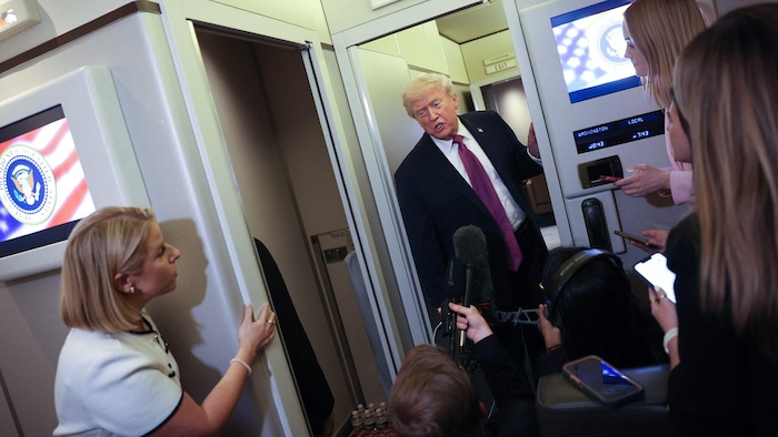 US-Präsident Donald Trump am Freitagabend an Bord der Air Force One vor Journalisten