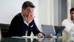 Der Ex-ORF-Chef beim „Krone“-Interview, im Hintergrund sein Anwalt Oliver Scherbaum.