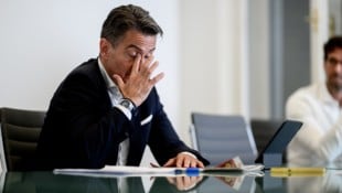 Der Ex-ORF-Chef beim „Krone“-Interview, im Hintergrund sein Anwalt Oliver Scherbaum.