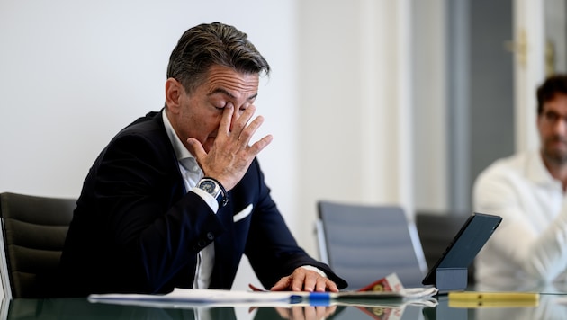 Der Ex-ORF-Chef beim „Krone“-Interview, im Hintergrund sein Anwalt Oliver Scherbaum.