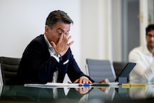 Der Ex-ORF-Chef beim „Krone“-Interview, im Hintergrund sein Anwalt Oliver Scherbaum.