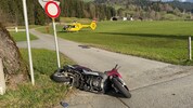 Der Motorradlenker musste mit dem Notarzthubschrauber abtransportiert werden.