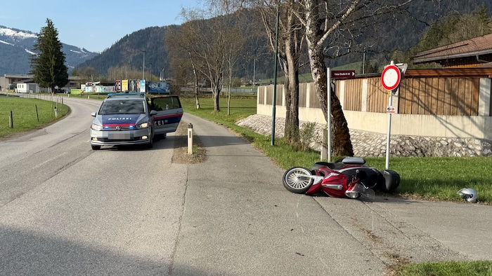 Der Biker verlor die Kontrolle über sein Bike und stürzte zu Boden.