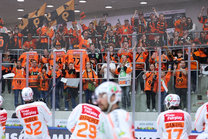 Die rund 200 Grazer Fans feierten mit ihren Helden einen glasklaren 5:1-Auswärtssieg in Bruneck.
