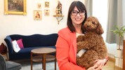 Burgenlands Caritas-Direktorin Melanie Balaskovics (49) mit Pudelrüde „Emil“: „Er ist mein ...