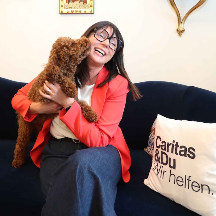 Beim Schmusen mit ihrem „Emil“.