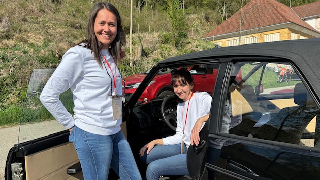 Martina Moser (li.) und Christiane Dreschl gingen mit einem Golf I Cabrio , Baujahr 1990 an den ...