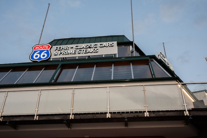 Steak speisen und Oldtimer schauen – beides wir hier in Wiener Neustadt vereint.