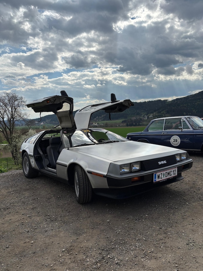 „Zurück in die Zukunft“ – auch ein DeLorean DMC-12 ging an den Start.