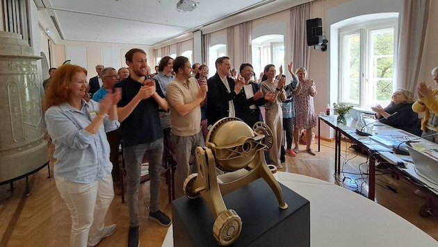 Die goldene Betonmischmaschine wurde bei der Landesversammlung der Grünen Kärnten im Europahaus ...