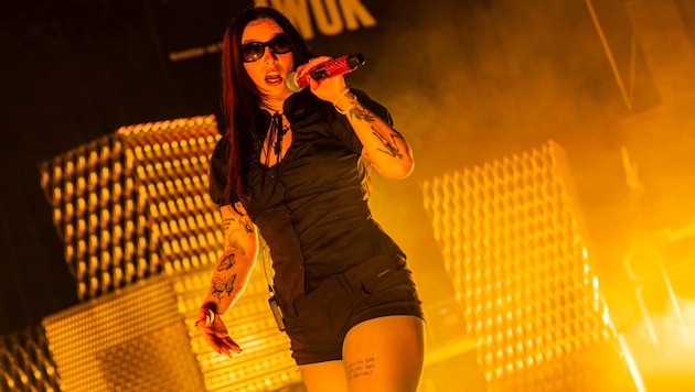 Mit vulgären Lines und jeder Menge Attitude heizte die Wiener Rapperin Vicky dem WUK ordentlich ...