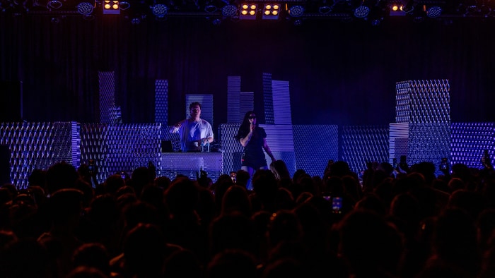 Dicht gedrängt vor der Bühne: Die 24-Jährige treibt die Crowd im WUK mit Rave-Sound nach vorn.