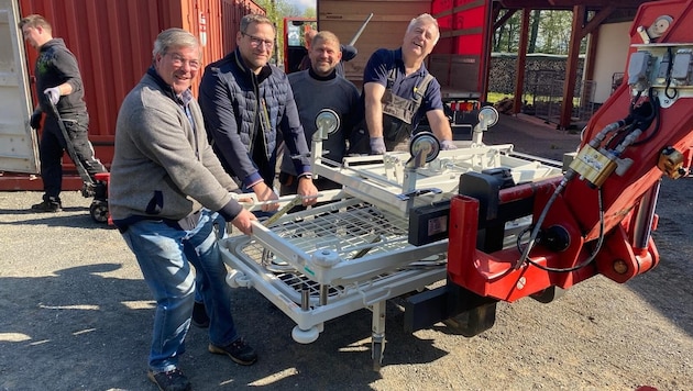 Fleißige Helfer beluden die Transporter bei der Hauptfeuerwache Villach mit Hilfsgütern