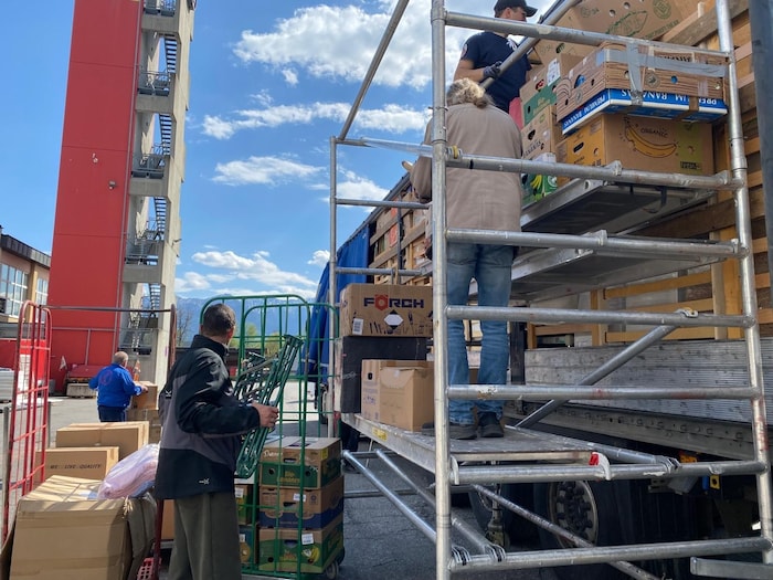 Drei Tage lang packten freiwillige Helfer und Mitglieder der Feuerwehr tatkräftig an