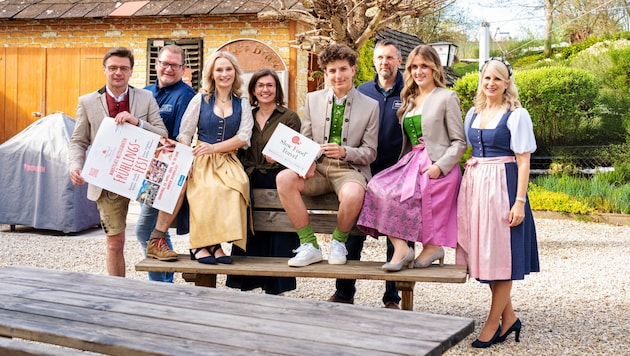 Alle freuen sich auf das Fest mit Strohmaier, Gelter und Candussi.