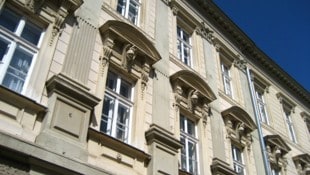 Die Einbrecherin soll versucht haben, sich Zutritt zu mehreren Wohnungen zu verschaffen. ...