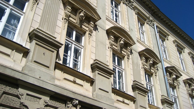 Die Einbrecherin soll versucht haben, sich Zutritt zu mehreren Wohnungen zu verschaffen. ...